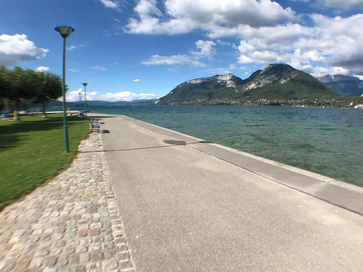 Lac et Montagne: Spacious Apartment with Terrace near St Jorioz Saint-Jorioz