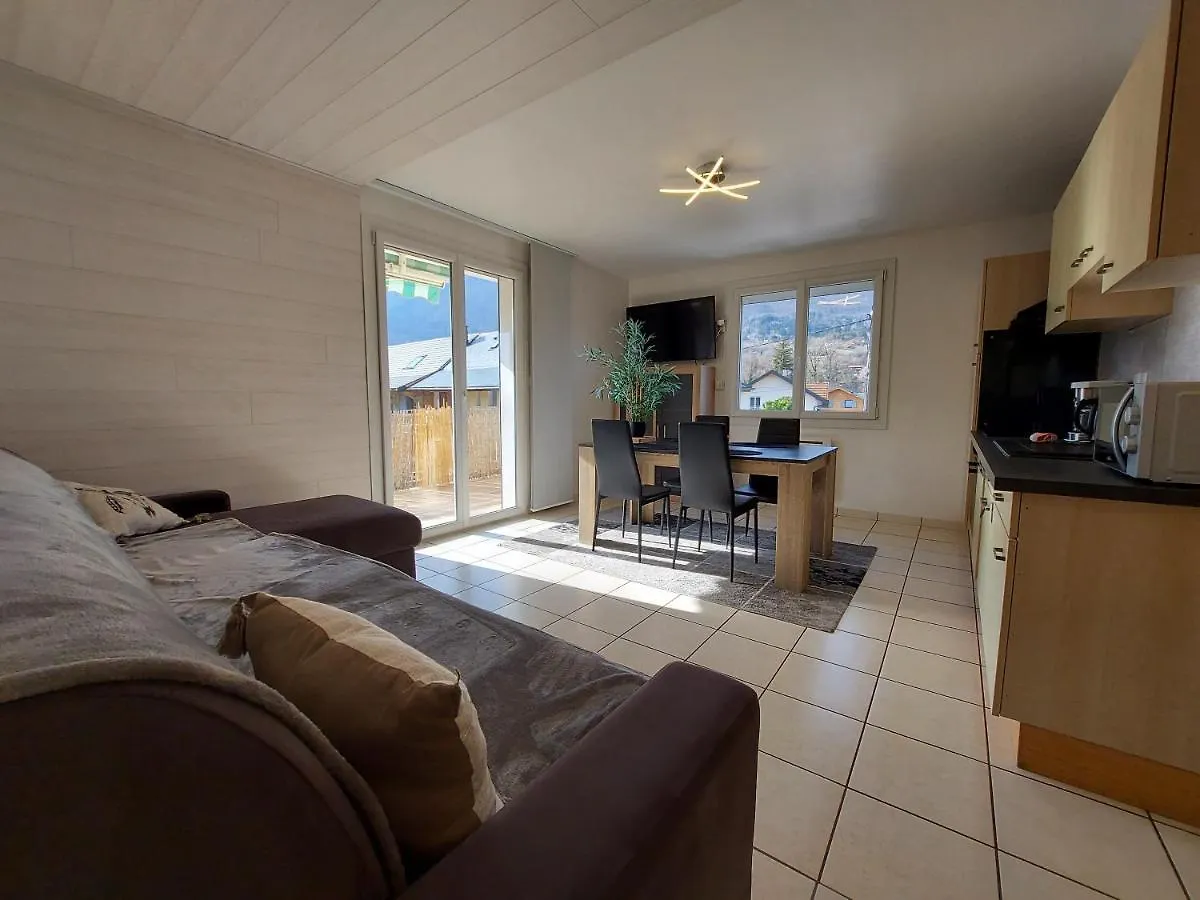 Lac et Montagne: Spacious Apartment with Terrace near St Jorioz Saint-Jorioz