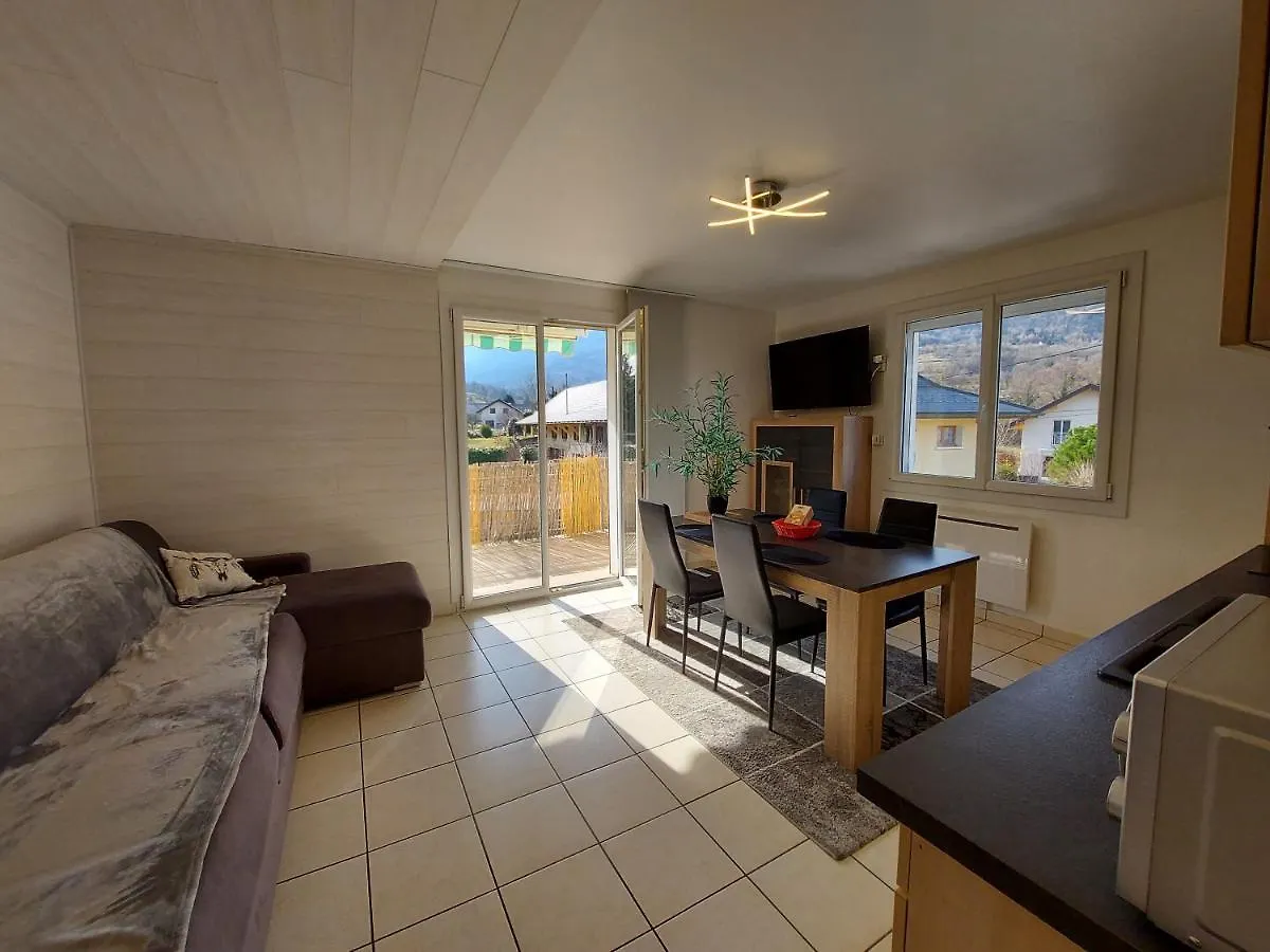 Lac et Montagne: Spacious Apartment with Terrace near St Jorioz Saint-Jorioz